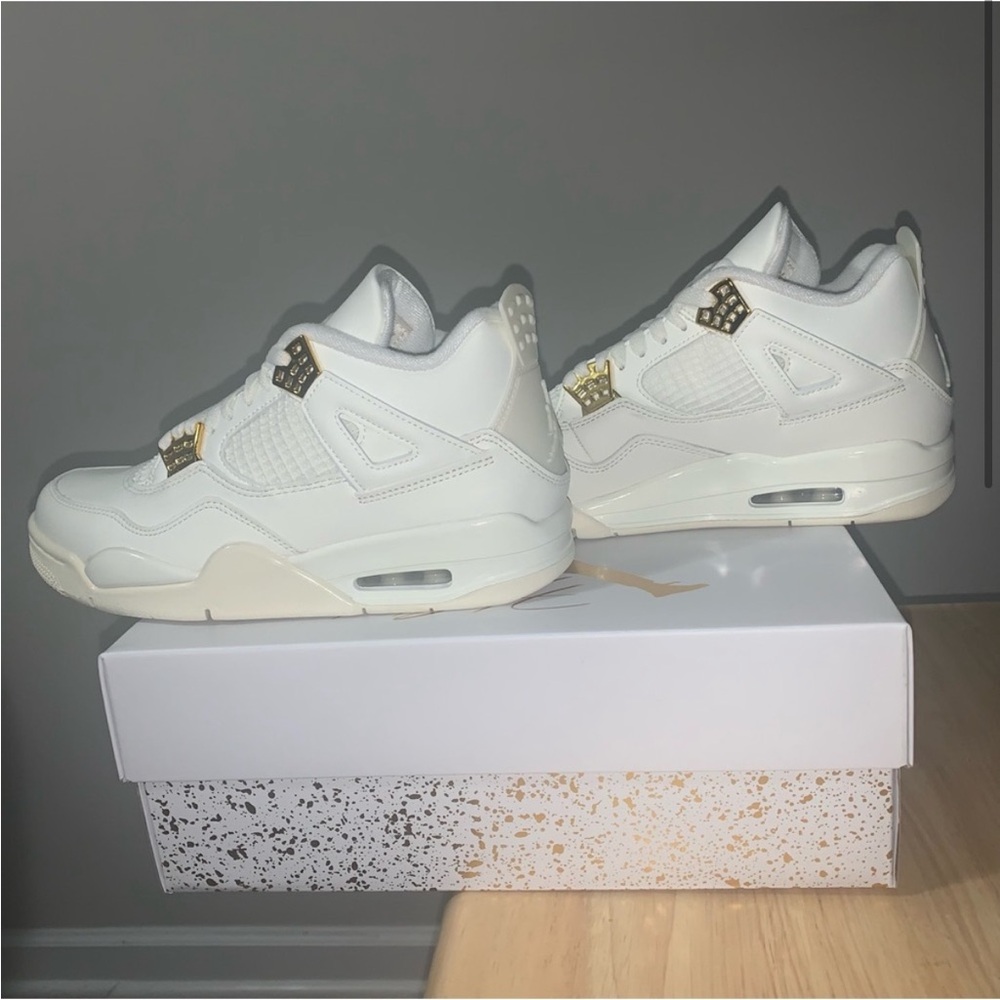 Brand new never worn Jordan Retro 4s Gold